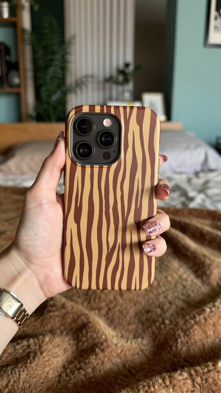 Safari Chic: Warm Caramel Tiger Print MagSafe Case